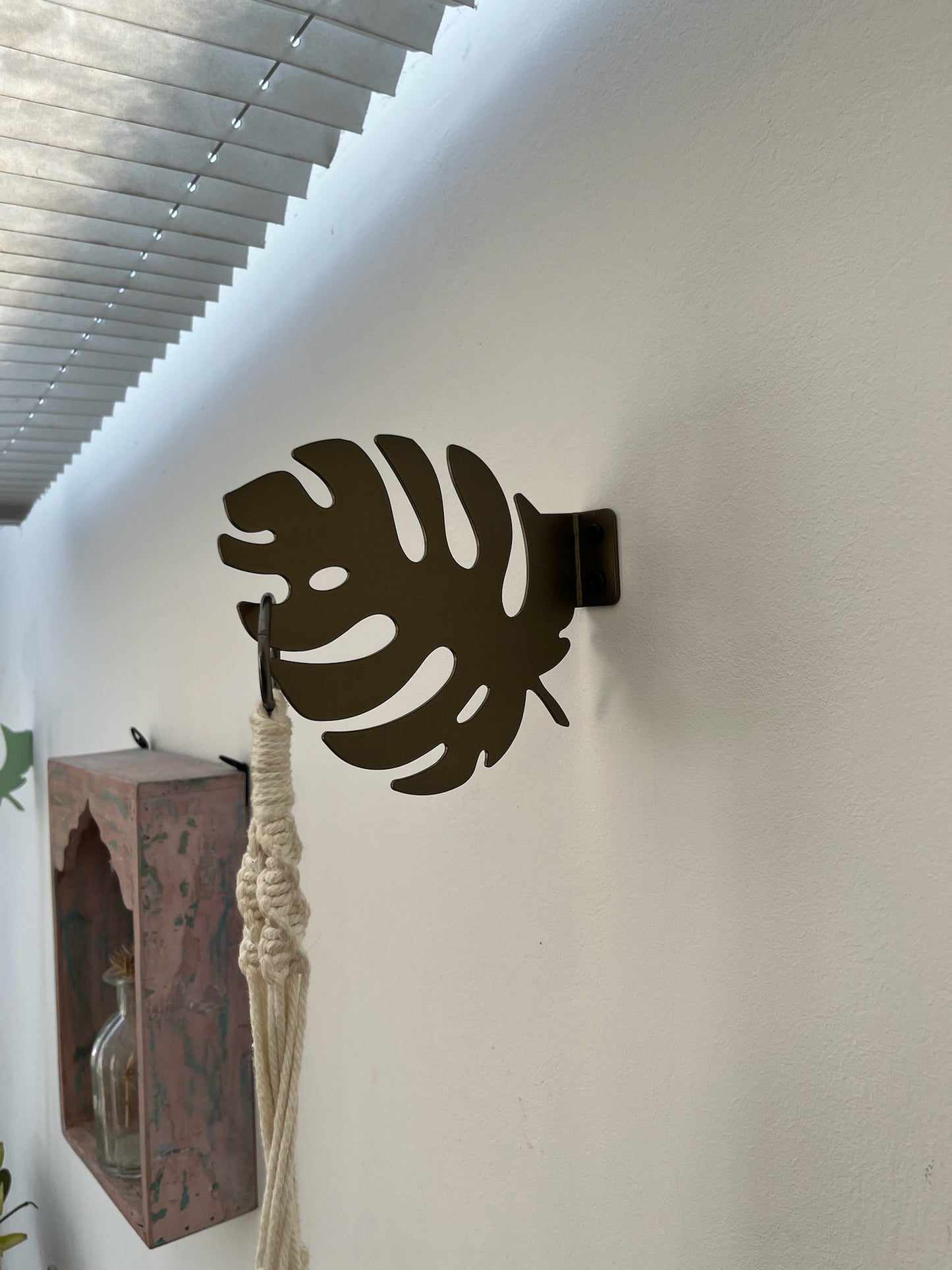 Leaf shelf or hook